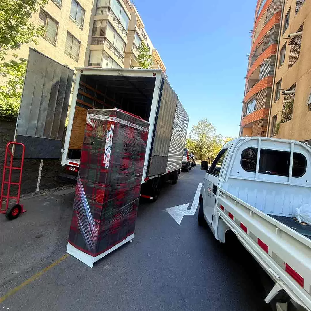 Camion de Moinco cargado con un refrigerador embalado y protegido