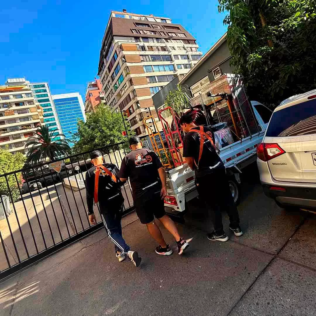 El equipo de Mudanzas Moinco cargando el camión en la calle, en Las Condes