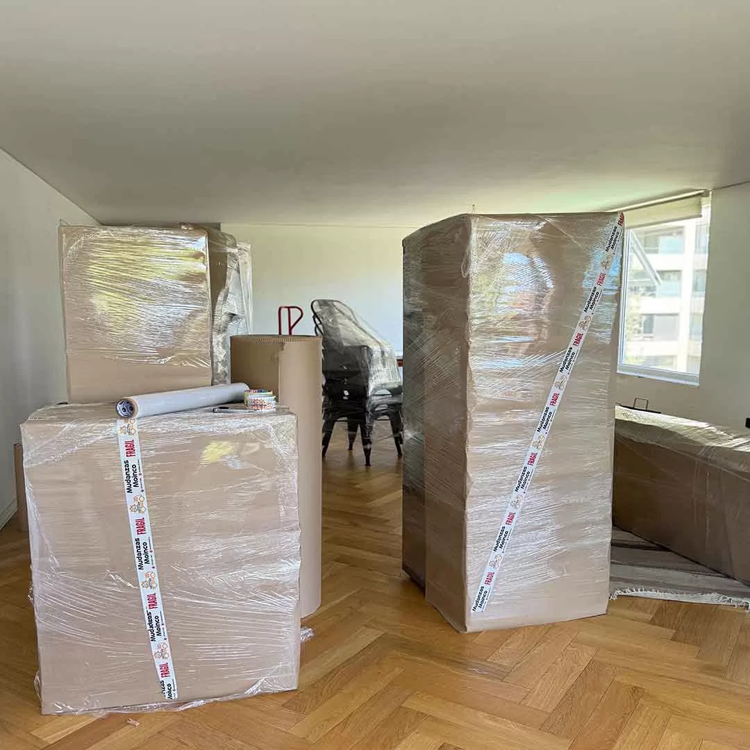 Muebles embalados en film por el equipo de Mudanzas Moinco, listos para el traslado