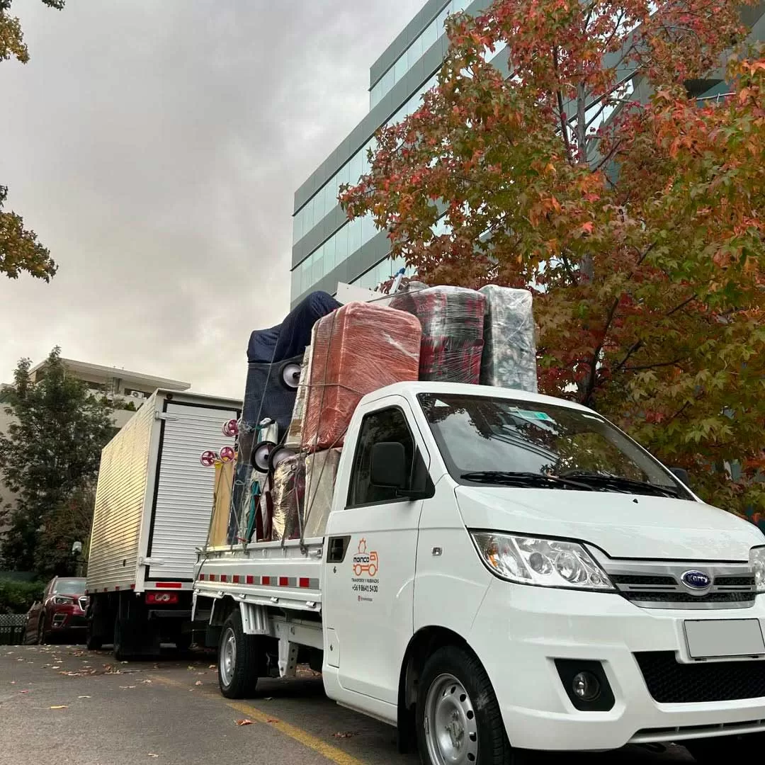 Camioneta propia de Mudanzas Moinco cargada y lista para salir